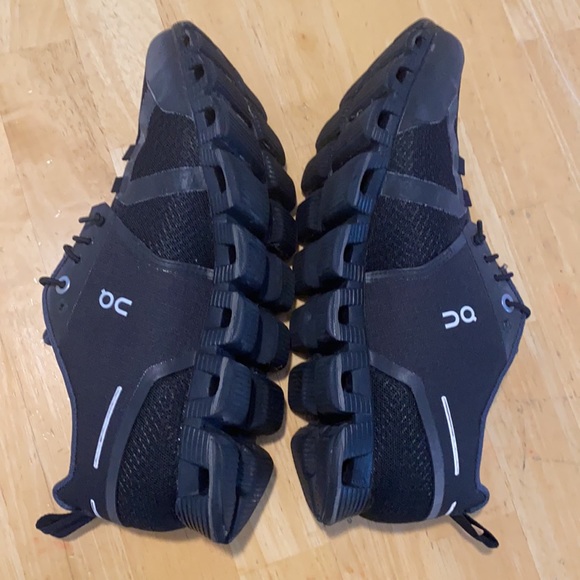 On cloud waterproof running sneaker 🖤 - Picture 8 of 9